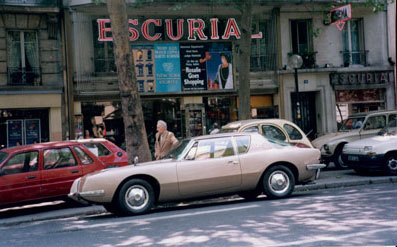 Jean Gourguet et sa STUDEBAKER AVANTI devant son cinema