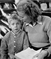 Michelle Gourguet et son fils Jean-Michel Gourguet travaillant un rôle