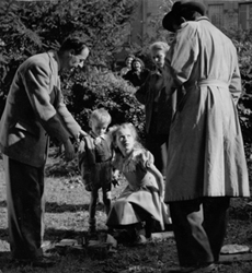 Repetition d une scene de l Enfant dans la tourmente avec ses deux enfants Genevieve (petite Zizi) et Jean-Michel