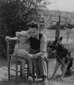 Jean Gourguet entourré de sa fille Zizi et son chien Gundo