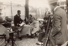photo de tournage 1928 : Jean Gourguet dirige ses acteurs Georges Peclet et Mona Goya