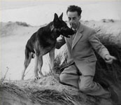 photo du film 1950, Jean Gourguet fait répéter son rôle au chien Gundo